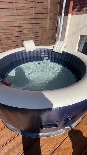 Montage de notre jacuzzi intex dans notre jardin!