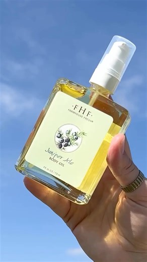 We *adore* a multipurpose product. 🤭 ⁠ Juniper Ale Body Oil not only adds bounce and hydration back to skin, but can do so to your hair, too. 💦 Here’s how:⁠ ⁠ 1️⃣ Add a few drops to hair, then comb through⁠ 2️⃣ Tie up into a braid (or bun) to let quench ⁠ 3️⃣ Let sit for at least 1 hour (we think overnight is best!)⁠ 4️⃣ Rinse off, and glow forth!⁠ ⁠ *Note: we love ALL our oils except for Red Hot for overnight hair treatments! Red Hot contains real cinnamon and may sting. #haircare #farmhousef