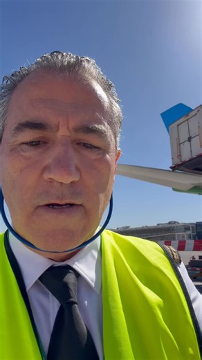 Ramon Vallès | El vent no només afecta l'operació pròpia del avió, si no que pot tenir afectacions al personal de terra que envolta l'aparell. El viento... | Instagram