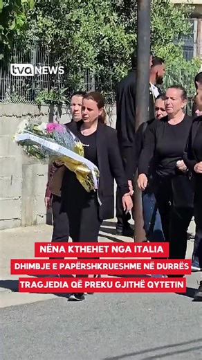 Dhimbja ka mbuluar Durrësin dhe gjithë vendin, ku familjarët e dy vogëlushëve që humbën jetën në aksidentin tragjik kanë hapur dyert e mortit. Momenti më prekës ishte mbërritja e nënës së 9-vjeçarit K. Nikolli, e cila u kthye nga Italy bashkë me bashkëshortin, pasi morën lajmin e kobshëm për humbjen e djalit të tyre. #Durres #Tragjedi #Zi #Aksident #Femije