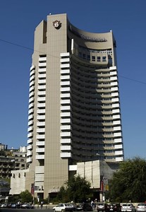 Sinucigaşul de la Intercontinental a vorbit la telefon cu soţia înainte să se arunce în gol!