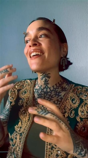 Ce refrain de ma chanson Guérison ❤️‍🩹, que je chante habituellement en espagnol , résume le chemin que j'ai décidé d'emprunter il y a de nombreuses années 🙏🏻 Un chemin long et périlleux mais le seul qui pour moi, vaille la peine 🤍 Je voulais partager avec vous ces quelques mots en espérant qu'ils vous feront autant de bien qu'à moi 🌷 Prenez soin de vous Sondage : Connaissiez vous cette chanson ? #spiritualité #music #acapella #amazigh #aures #chaouia #swiss #singing #tatto | Flèche Love