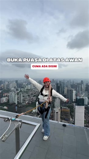 FIX! SPOT BUKBER PALING MAHAL VIEW-NYA DI 2026 🏙️✨ Gak perlu ke luar negeri buat ngerasain vibes di atas awan, karena @UP at Thamrin Nine ini adalah gedung tertinggi di Indonesia yang tingginya sampe 385 meter! 😱🇮🇩 Jujurly, ini core memory banget sih! Dari mirror selfie sepuasnya di Upfinity (visualnya beneran god tier! ✨), sampe uji nyali jalan di sisi luar gedung atau UPside. Tenang, ini full safety kok, tapi view-nya emang semahal itu karena minim railing! 📸🔥 Menariknya! ada promo Break