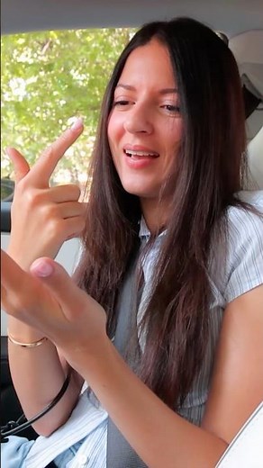 Sofì does the choreography in the car 😂