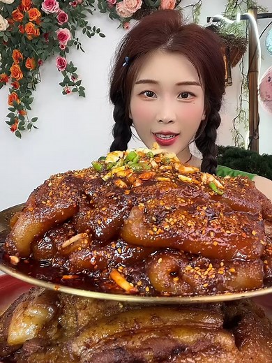 蒸肉糯米饭和烤猪皮的美味夜宵