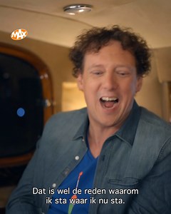 Na decennia zelf als komiek in de theaters te hebben gestaan, gaat André van Duin nu in gesprek met zijn collega's; komieken en cabaretiers die hij bewondert. In het programma ontvangt André zijn gasten in een prachtige oude oldtimer en voert met hen gesprekken over alles wat met humor te maken heeft! 📺 Bij Van Duin op de Achterbank, vanaf vrijdag 10 februari om 21.20 uur op NPO 1. | Omroep MAX