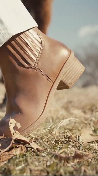 Go crazy for Daisie! Heritage waterproof leather and chic design make Daisie the ultimate all-day bootie. Shop Daisie boots, link in bio. #autumnvibes #love #leaves #boots #fallfashion #autumn #fall #equestrian #horsegirls