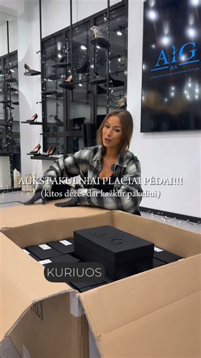 Rūta Stirbytė įkūrėja | Aš Irgi Galiu | Aukštakulnių Salonas on Instagram: "AUKŠTAKULNIAI PLAČIAI PĖDAI!!! Jie yra MŪSŲ kurti, todėl ant dėžučių yra mūsų LOGO. Niekur kitur pasaulyje tokio modelio nerasite🖤🖤🖤 Dar deja tik ne visų spalvų, yra pasiklydę kažkur ir labai jų laukiame. O klasikiniai juodi žemesni ir juodi aukštesni - JAU PAS MUS❤️🖤🥂 Taip pat šiek tiek užtrukome, nes: 1. Jie iškarto su profilaktika and odinio pado 2. Gamino ilgiau MŪSŲ dėžutes Laukiame jūsų rytoj nuo 12:00 iki 16: