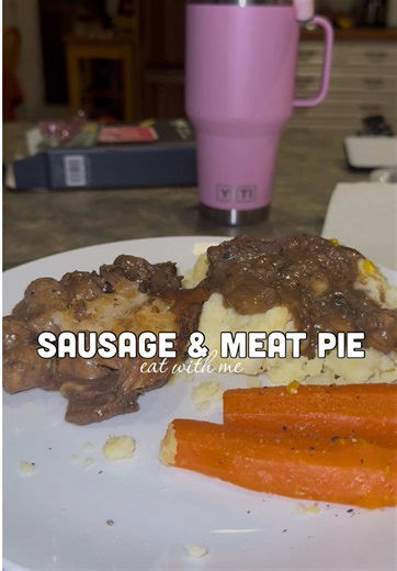Scottish Food!! 🏴󠁧󠁢󠁳󠁣󠁴󠁿🥩 we got a steak and sausage pie, mashed potatoes and carrots!! this was for my moms birthday dinner, yum🥰 #eatwithme #meatpie #scottish #mashedpotatoes #erinmucks