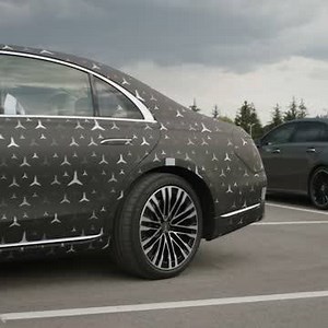 Thanks to improved environmental sensors and integration into #MBUX, the parking systems give the driver even better support when manoeuvring at low speed. #MercedesBenz #SClass #MeetMercedes | Mercedes-Benz