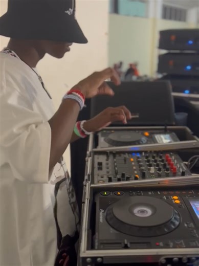 roboticofc (@roboticofc1) - Mixing in key🤖❤️ #roboticeffect #musician #ai #dj #roboticofc #afrohouse #fypシ゚ #fyp