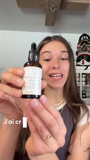 J’ai créé cette huile au romarin spécialement pour toi si : 🌿 tu as le cuir chevelu sec 🌿 des pellicules 🌿 ou des cheveux qui tombent plus que d’habitude Voici comment l’utiliser pour de vrais résultats : 1️⃣ Dépose quelques gouttes sur ton cuir chevelu 2️⃣ Masse-le doucement pendant 3–5 minutes 3️⃣ Laisse poser avant ton shampoing ✨ Simple, naturel et relaxant Un petit rituel pour stimuler ton cuir chevelu, nourrir tes cheveux et créer un environnement favorable à leur santé 💛 Disponible su