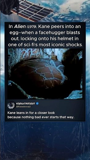 𝐈𝐧 𝐀𝐥𝐢𝐞𝐧 (1979), 𝐊𝐚𝐧𝐞 𝐩𝐞𝐞𝐫𝐬 𝐢𝐧𝐭𝐨 𝐚𝐧 𝐞𝐠𝐠—𝐰𝐡𝐞𝐧 𝐚 𝐟𝐚𝐜𝐞𝐡𝐮𝐠𝐠𝐞𝐫 𝐛𝐥𝐚𝐬𝐭𝐬 𝐨𝐮𝐭, 𝐥𝐨𝐜𝐤𝐢𝐧𝐠 𝐨𝐧𝐭𝐨 𝐡𝐢𝐬 𝐡𝐞𝐥𝐦𝐞𝐭 𝐢𝐧...