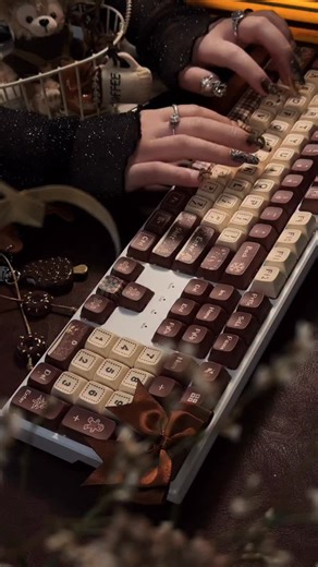 ☕ @redragon_usa TRUNDLE K668 (Xmas Edition) 🍪 104 Keys Extra 4 Hotkeys Wired Mechanical Keyboard 🍪 Upgraded Hot-Swappable Socket 🍪 Gingerbread Man Themed Cute Keycaps 🍪 Pre-Set 5 Gaming Modes 🍪 Gasket Structure 🍪 Linear Red Switch 🍪 Software Supported . . . . Is this your vibe? Getting addicted to keebs tapping sounds. Crazy obsessive satisfying keebs. #asmr #mechanicalkeyboards #keyboard #customkeyboard #keycaps | Xiao Guo