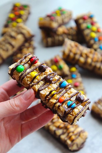 Do you remember these? Find the full recipe for these Copycat Kudos Bars on my website! 🤎 https://thesqueakymixer.com/copycat-kudos-granola-bars/ | The Squeaky Mixer