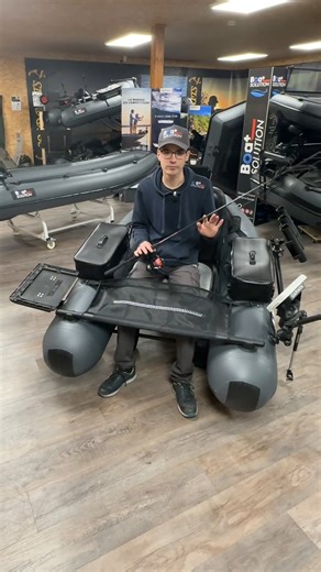 🎣 Découvrez le Float Tube Float Fisher Pro 2.0 de Davy (Davy Fishing ) ! 🚣‍♂️ Notre client a opté pour un Float Fisher Pro 2.0 entièrement personnalisé pour des sessions pêche ultra-confortables 🎯 ✔️ Toile grise Valmex 1,2 mm ✔️ 2 sacoches EVA pour tout son matériel ✔️ Support 3 cannes orientable, tige GoPro, tablettes, bourriche et roues de transport 💬 Son retour : “Matériel parfait, prise en charge parfaite, rien à redire. Achat float entièrement custom. Du matériel et du boulot de pro. J’