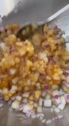 Le mélange : gingembre râpé, oignon, ail, jus de citron et miel | Astuces Recettes Trucs