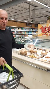 Ako nekada budete putovali iz Bgd prema Bjeljini i dalje preporucujem hranu u Tropic market Bjeljina neposredno pored FISa. Kilogram jela redovna cena od vegetarijanskog do roštilja šnicle pečeni butkica pilećih bataka pastrmke brancina a posle 20 h cena je samo 50 posto. Tako da kilogram rostiljske kobasice pečene naravno ili svinjskog vrata košta oko 500 dinara. Dosta ljudi dolazi ovde i kupuje jer nemaju račun da kuvaju. Nedavno sam.kupio pečene riblje pljeskavice od pastrmke po 8 maraka kilo