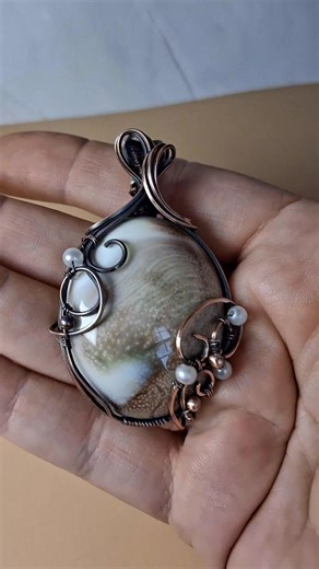 Australian Shiva Shell Necklace 🐚 An Australian Shiva shell, also known as a "Pacific Cat's Eye" or Shiva Eye," is the operculum (protective "door") of a sea snail that detaches after the snail's natural life. Its meaning stems from Hindu mythology, symbolizing the Third Eye of Shiva, which represents wisdom, spiritual insight, and protection against the Evil Eye. The shell's spiral pattern, mirroring the Golden Ratio, is believed to symbolize the flow of life, eternity, and interconnectedness,