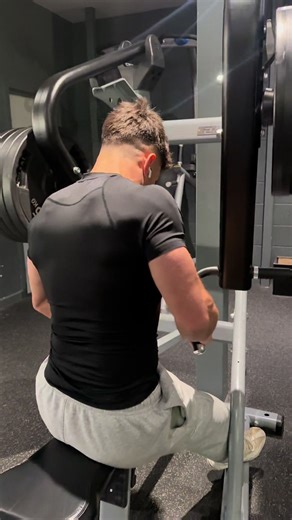 Bro who else tryna get a wide enough back to fly this summer #back #gym #motivation