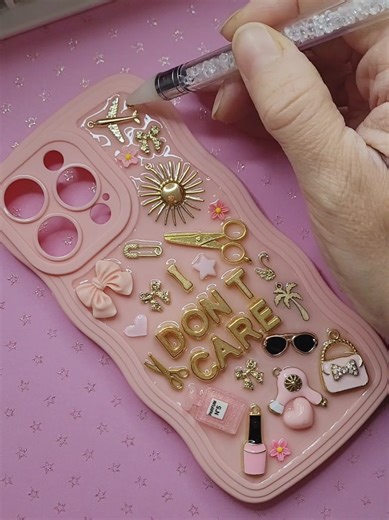 Si tu veux offrir un cadeau unique, la coque de téléphone personnalisée est là pour toi ! L'accessoire à offrir ou à s'offrir, qui te suis partout ! #telephone #personnalisation #diy #tiktokfrance #tendance