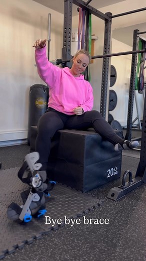 Monday motivation. 😏⁣ ⁣ BYE BYE BRACE!! ⁣ ⁣ We have activation people! Week 7 physio. ⁣ ⁣ Thank you to my guy @jeffphysio from @genuineathletics for taking on my rehabilitation after my surgery from my rare bicep femoris tear from my fibula. ⁣ ⁣ Physio is just as important as the actual surgery when it comes to an injury of this degree and I am following everything to a T. ⁣ ⁣ We are almost 8 weeks down and we continue to progress! ⁣ ⁣ LFG fitfam! ⁣💪🏼 ⁣ #missjazzyfit #thickfit #rehab #physio 