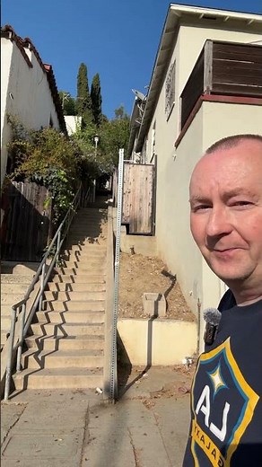 The music box steps from the same famous scenes, laurel and Hardy back in 1932