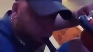 Poudre d'extincteur dans la bouche