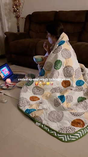 DIVYA ➡️ Daily Vlogs & Travel🌻 on Instagram: "✨Home alone this weekend! 🧡 Rolled out my boho rug from @urbanspacestore.in for the ultimate cozy movie night setup. Snacks? Check. Bhel, cookies, and chips—all perfectly laid out on this snack platter from @urbanspacestore.in for endless munching! Lit some candles, so now my place smells like vanilla dreams. Watched my all-time fave comfort movie, Yeh Jawani Hai Deewani. As the night got colder, I ended up buried under my throw blanket and then co