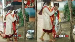 Viral video: लग्नासाठी वाट्टेल ते! मुसळधार पावसात घेतले सात फेरे, छत्री धरत…