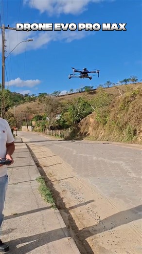 Drone EVO Pro Max 2026 O primeiro e único da categoria com 3 câmeras 4K Ultra HD e controle com tela LCD integrada, que transmite as imagens em tempo real com altíssima nitidez. Com sensor 360° anti colisão e alcance de até 3KM, ele garante voos estáveis, seguros e muito mais emocionantes. 📌 Destaques do Drone EVO Pro Max 2025: ✅ 3 câmeras 4K Ultra HD – Registre tudo com qualidade impressionante ✅ Controle com tela LCD – Visualize tudo ao vivo, direto no controle ✅ Alcance de até 3KM – Vá mais 