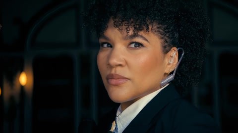 前一秒还在审问 下一秒破窗逃脱