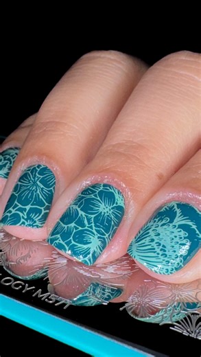 Wis on Instagram: "Hello there! Happy Monday 💅🏻🩷 hope you all had an amazing weekend! ☺️ Here’s a quick tutorial on how to stamp your nails using a stamping plate and stamping polishes. I always get asked how do I do my nails, are those free hand or do you have a special “thing” for doing them? This is my secret 🤫😂 For this video I used all @hellomaniology products sent to me for review 🩷 Stamping plate is Garden Friends M557 Base colour is Honu B391 Stamping colour is Bloom B545 Sticky ba