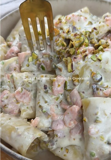 Pasta al Salmone con Pistacchi Croccanti: Ricetta Facile