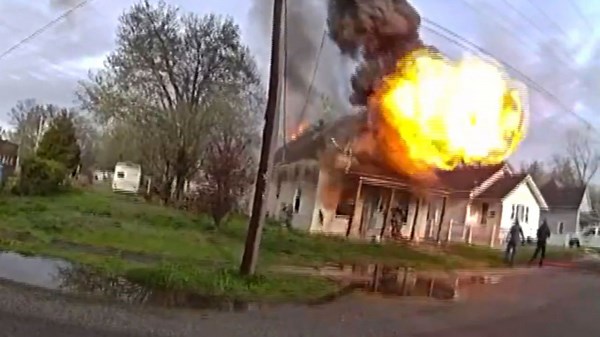 Brennendes Haus explodiert – Feuerwehrmann wird aus Trümmern gerettet