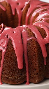 This strawberry pound cake is dense, rich, and moist. It's bursting with fresh summer berry flavor. The sweet berry glaze adds to the flavor taking it over the top. . RECIPE: https://www.bakedbyanintrovert.com/strawberry-pound-cake/ . . . #strawberrypoundcake #onthetable #foodgawker #foodandwine #f52grams #buzzfeast #eeeeeats #damnthatsdelish #tastingtable #BHGfood #TOHfoodie #instayummy #kitchn #huffposttaste #foodinspo #inmykitchen #shareyourtable #todayfood #hautecuisines #foooodie #bakinggoa