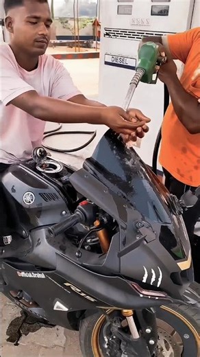 जब मेरे दोस्त के पास पैसा बहुत ज्यादा हो जाता है 😎 तो पेट्रोल पंप में जाकर तेल टंकी से नीचे गिरता है