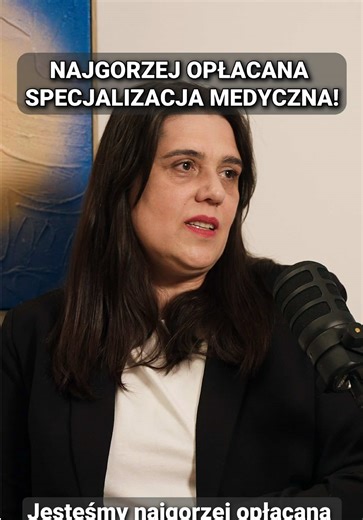 Lekarz medycyny sądowej opowiada o tym jak wyglądają sekcje zwłok w Polsce - link do rozmowy w bio; YouTube “Prześwietlenie z Giną Szymańską” Lekarze medycyny sądowej nie pracują w systemie NFZ, tylko w oparciu o stawki, które przez lata były na poziomie poniżej minimalnego wynagrodzenia godzinowego. Efekt jest prosty, bo coraz mniej osób chce wybierać tę ścieżkę. A to oznacza, że system, który odpowiada za opiniowanie w najpoważniejszych sprawach karnych, zaczyna mieć realny problem kadrowy. W 