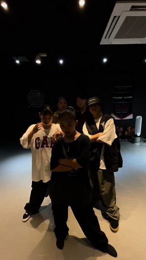 煌めきグリッターのダンスパフォーマンス