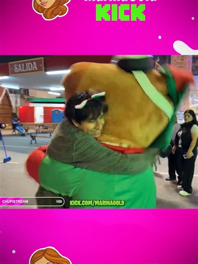 No era real 😳🦫 El Cóndor empieza a jugar con un “capibara” y todo parece normal… hasta que se dan cuenta que es una persona disfrazada 😂. Marina no puede parar de reír con la confusión. @marinagoldtiktok @caradecristian #MomentoInesperado #HumorEspontaneo #ConfusionTotal #EscenaQueEngancha #MarinaGold