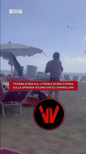 Tromba d'aria su litorale vicino a Roma, sulla spiaggia volano via gli ombrelloni