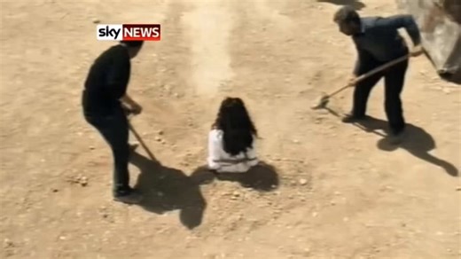 Soraya Manutchehri (35 thn) Iran.Berawal dari keinginan suaminya utk beristri lg, namun keinginan tsb gak disetujui Soraya.Suaminya lalu membuat tuduhan palsu bhw Soraya berzinah, dan dibawah hukuman syariat, Soraya dihukum dilempari batu hingga tewas.