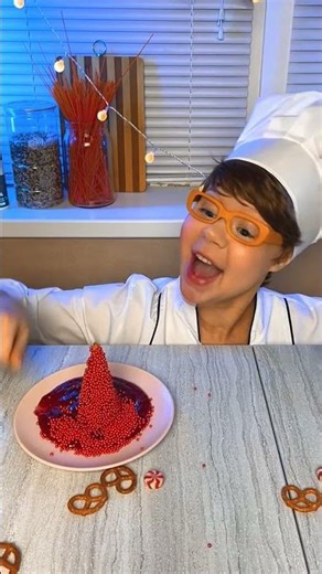 Santa Hat! 🎅🏼 Easy And Fun Christmas Dessert For Kids!