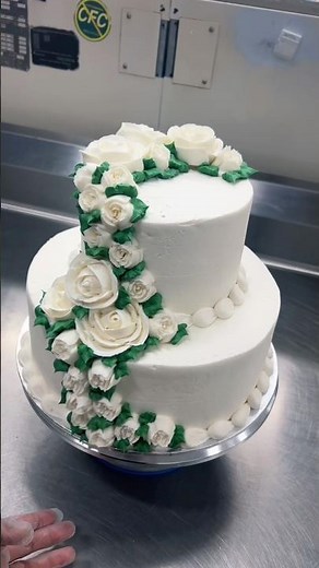 White Roses Wedding Cake with buttercream icing🤍🎂 #walmartcakes #budgetfriendly #cakedecorating