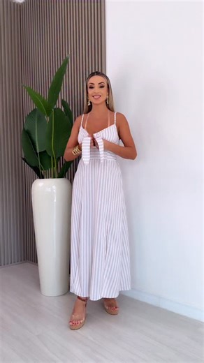 Strass Moda Feminina e Acessórios | Loja Online on Instagram: "Caimento impecável, detalhe delicado e aquele movimento que valoriza cada passo. Você usaria mais de dia ou à noite? Conta pra gente 💬 ✔ Vestido Longuete Magda - Bege Claro c/ Listras ✔ Amarrador de Cabelo com Fivela Dourada Luane - Dourado ✔ Parcele sua compras em 10x sem juros em nosso site. . -—————————————— www.lojastrass.com.br -—————————————— Para dúvidas sobre tamanho, tecido e modelagem chame no Whatsapp enviando seu número 