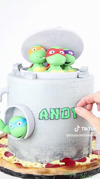 ✨🍕3 Top Tips for Making a TMNT Cake🍕✨ I love love looove how this cake turned out but honestly, it's all about the details! A few key elements took this cake from cute to Cowabunga! 🥷 1. Torch it🔥 For ANY food cake/sculpted food that is baked or fried in real life, torching the fondant gives that ultimate toasty effect! 2. Gumpaste👷‍♀️ You guys know I can never say enough about @satin.ice Gumpaste and I'm going to say it again! This cake wouldn't be possible without it. It sets fully hard w