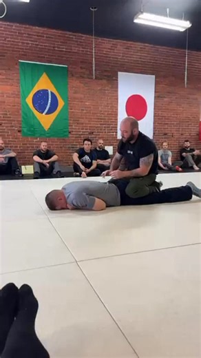 Police Jiu Jitsu @c4cpjj @pfc_training @c4c_operator @c4cpjj Level 1 at @copperhead_jiu_jitsu a PJJ Affiliated Gym @jitsbae shows a way for an officer in a crab ride position to extract a suspects arms of the suspect is in obstructive resistance and simply hiding his hands Clayton is a Level 5 PJJ Instructir and runs ongoing PJJ/LEO instruction at his PJJ Affiliated Gym @100kilosjiujitsu in Washington State #c4cpjj #copswhotrain #alittlealot #pjj #police #policejiujitsu #invictusleo_official #pf