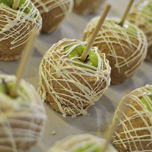 Not only are they fun for Halloween - these make really fun Thanksgiving and Holiday gifts! How to: Make the PERFECT CARAMEL APPLES {FULL STEP BY STEP TUTORIAL & RECIPE} http://www.yourhomebasedmom.com/how-to-make-caramel-applesapple-pie-caramel-apples/ | yourhomebasedmom