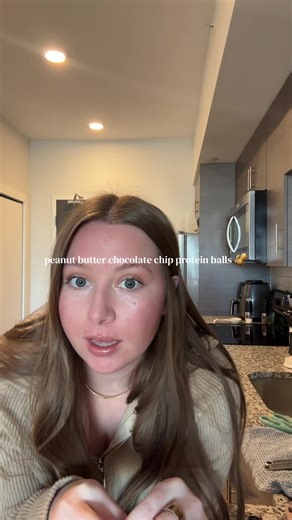 No-bake peanut butter chocolate chip protein balls 🥜 Recipe: • 1 cup oats, blended • 1/2 cup vanilla protein powder • 2 tbsp ground flax • 1/2 cup peanut butter • 2–3 tbsp honey • 1/4 cup mini chocolate chips Mix everything, add a splash of water if needed, roll into balls, and chill 20–30 min. Easy high-protein snack! @Clean Simple Eats #proteinballs #foodtok #healthyrecipe #mealprep #highproteinsnack