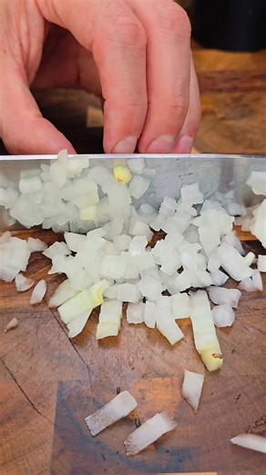 Comment couper un oignon comme un pro, vite et sans se blesser #AstuceCuisine #CouperUnOignon #TechniquePro #CuisineFacile #SécuritéEnCuisine #ChefTips #GesteProfessionnel #ApprendreEnCuisinant | Spaccanapoli Grenoble